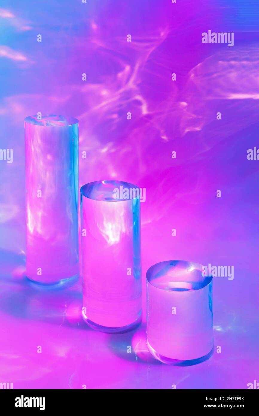 tre podi in vetro chiaro su sfondo rosa pastello Foto Stock