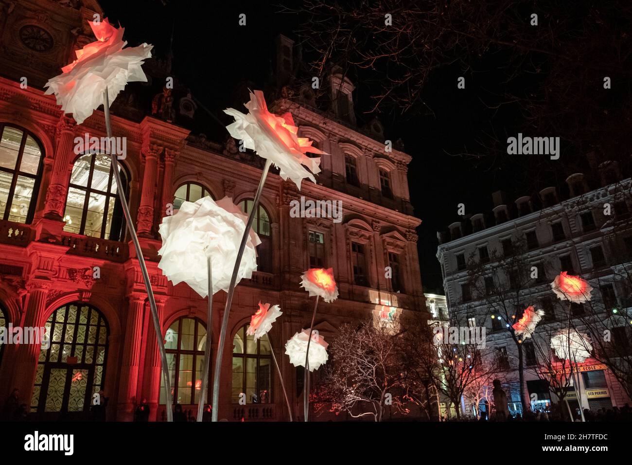 Lione (Francia), 8 dicembre 2016. Festival delle luci di fronte al Palais de la Bourse con un bouquet gigante di fiori. Foto Stock