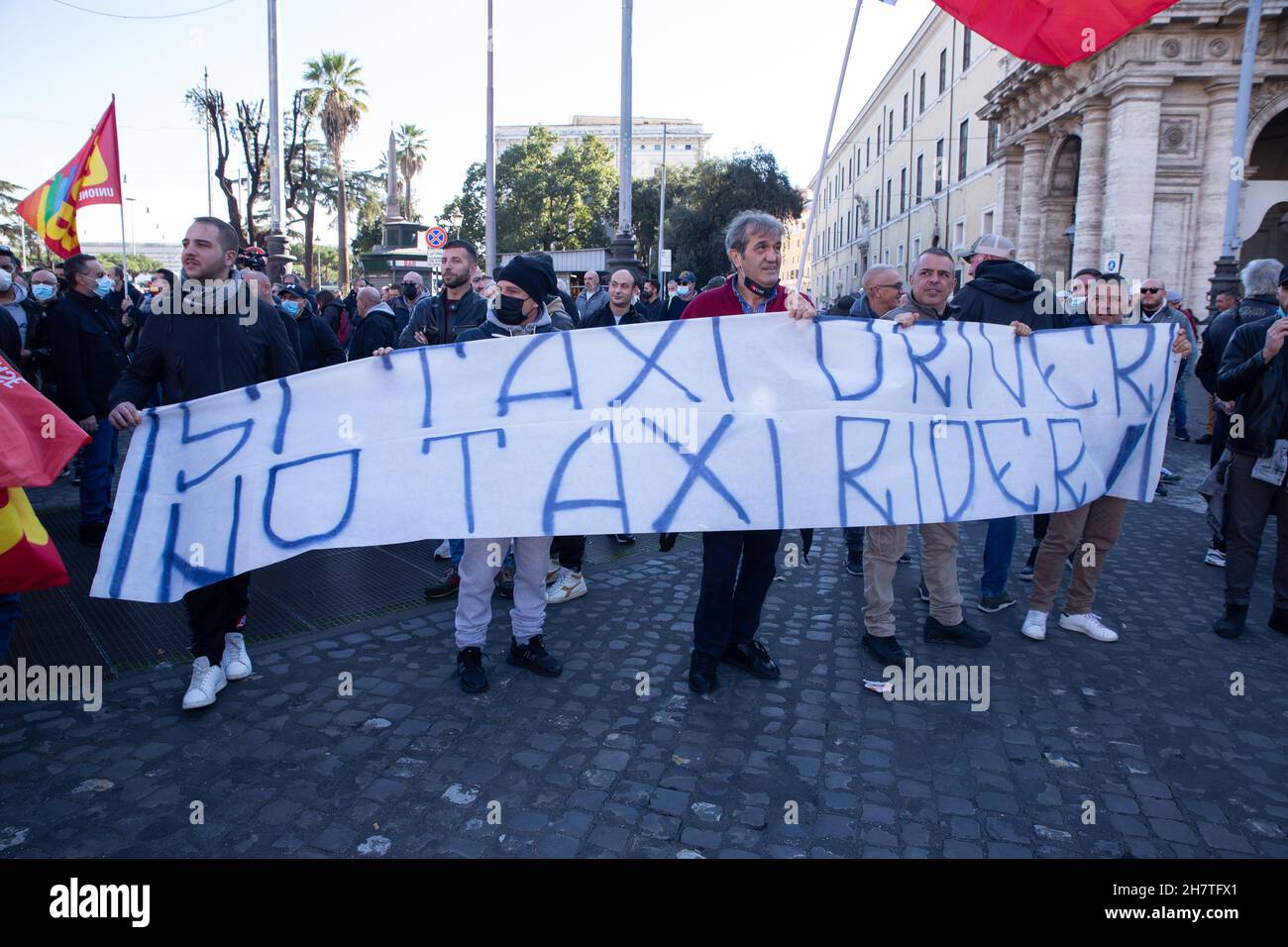 Roma, Italia. 24 novembre 2021. Manifestazione nazionale a Roma organizzata dai tassisti italiani per protestare contro l'articolo 8 del Decreto sulla concorrenza (Credit Image: © Matteo Nardone/Pacific Press via ZUMA Press Wire) Foto Stock