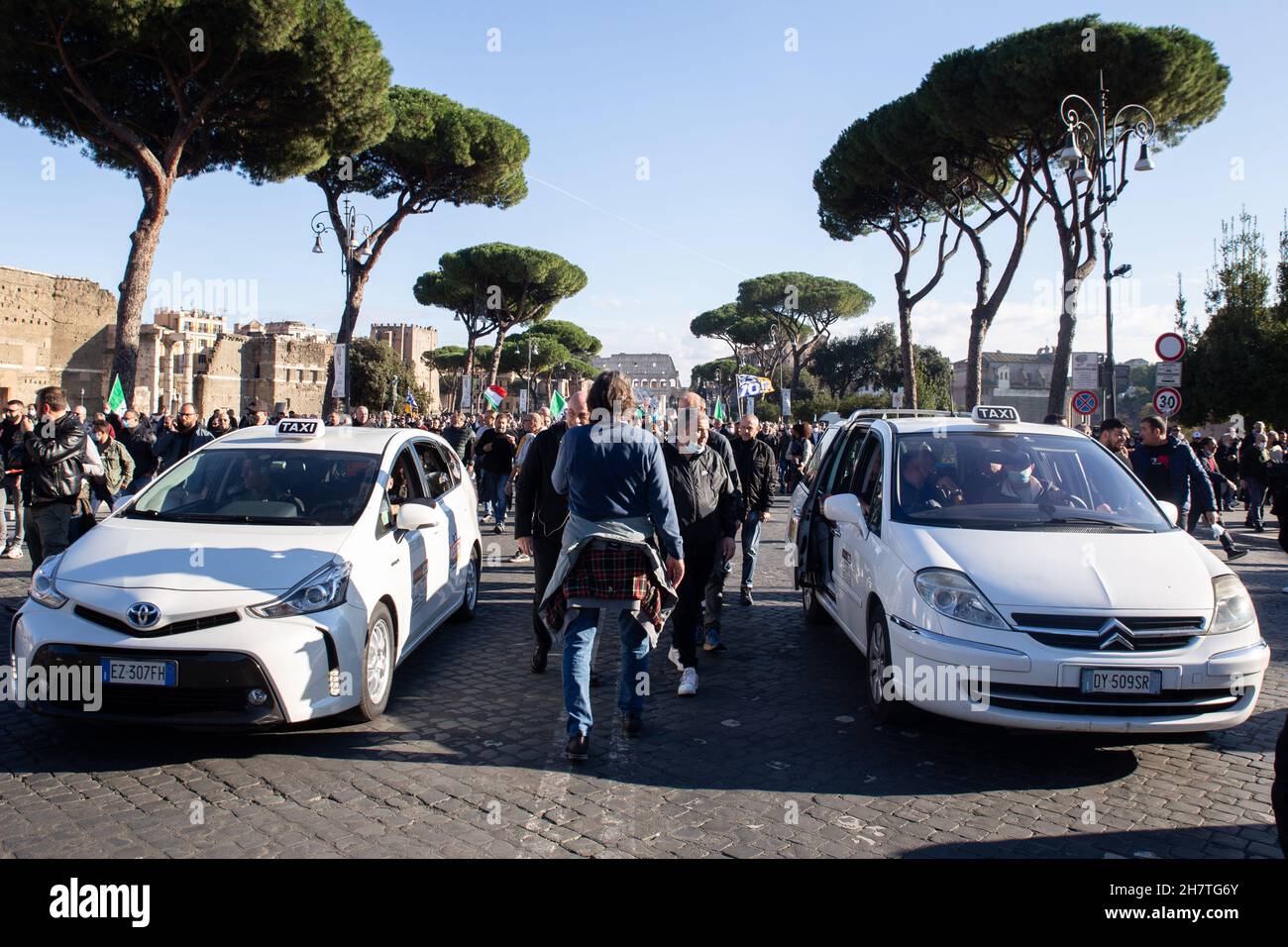 Roma, Italia. 24 novembre 2021. Manifestazione nazionale a Roma organizzata dai tassisti italiani per protestare contro l'articolo 8 del Decreto sulla concorrenza (Credit Image: © Matteo Nardone/Pacific Press via ZUMA Press Wire) Foto Stock