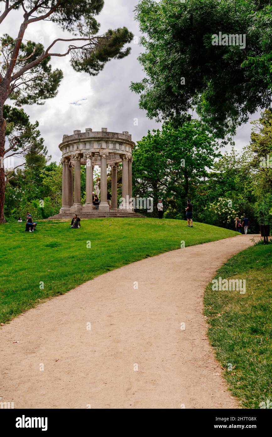 Madrid, Spagna - 16 maggio 2021: Vista panoramica del Parco Capricho. Costruito nel 1784 dal duca e dalla duchessa di Osuna alla periferia di Madrid, El Capricho è Foto Stock