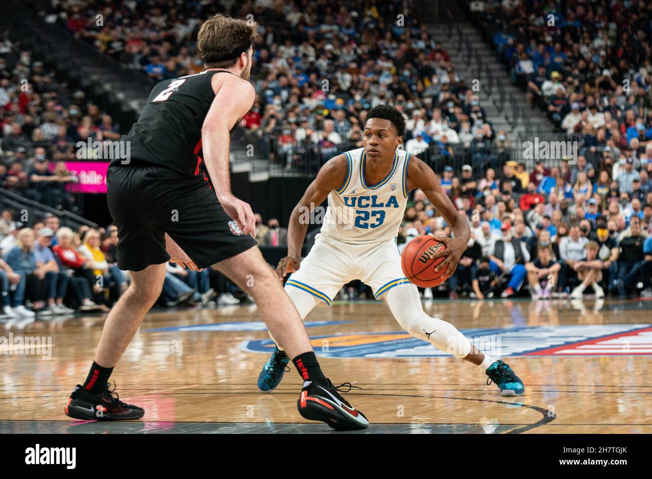 UCLA Bruins Guard Peyton Watson (23) è custodito da Gonzaga Bulldogs Forward Drew Timme (2) durante una partita di pallacanestro NCAA, Martedì, Novembre 23, 2021, in L Foto Stock