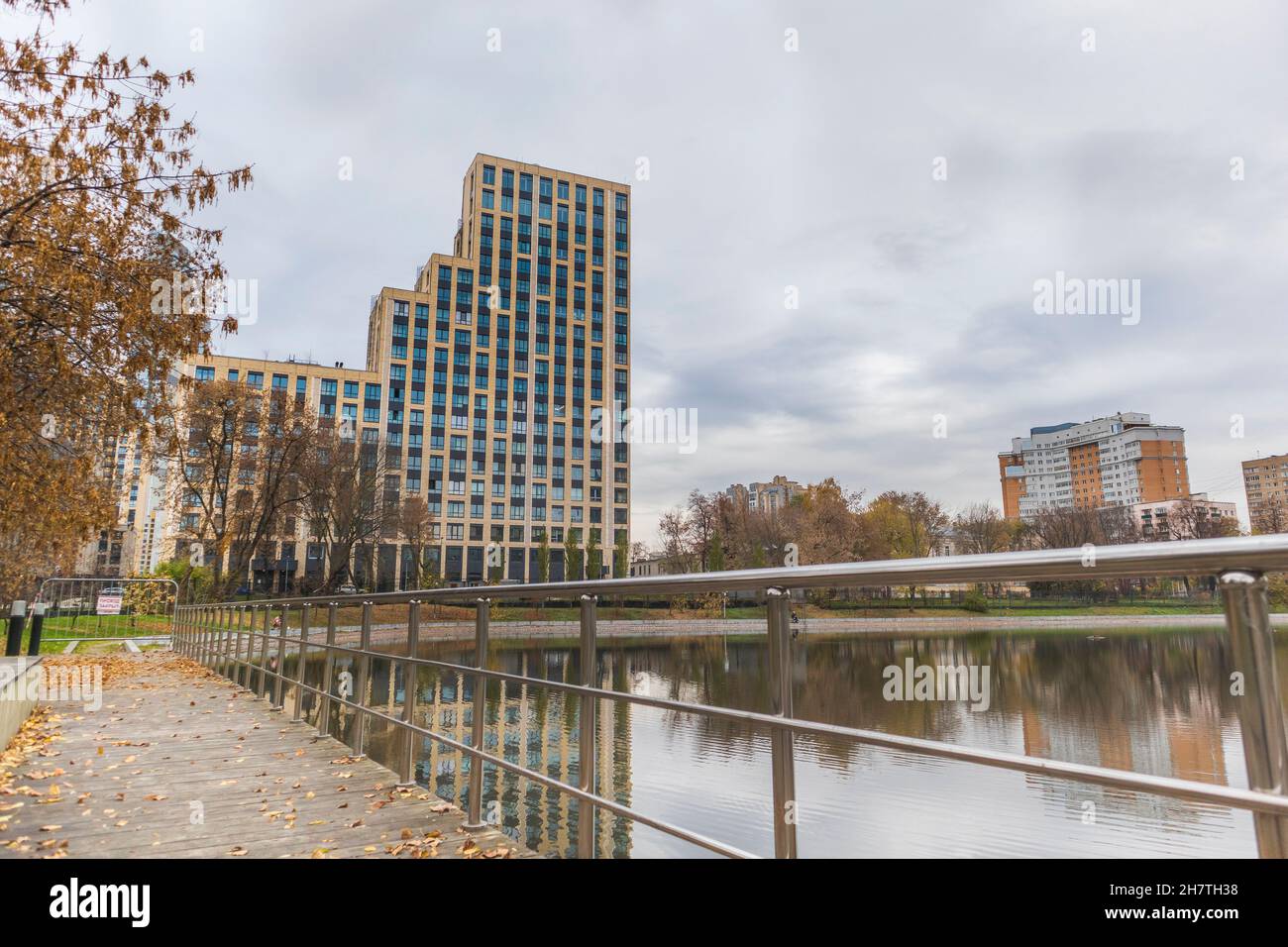 parco di architettura moderna della città con un lago urbano natura. concetto ambiente naturale per i cittadini Foto Stock
