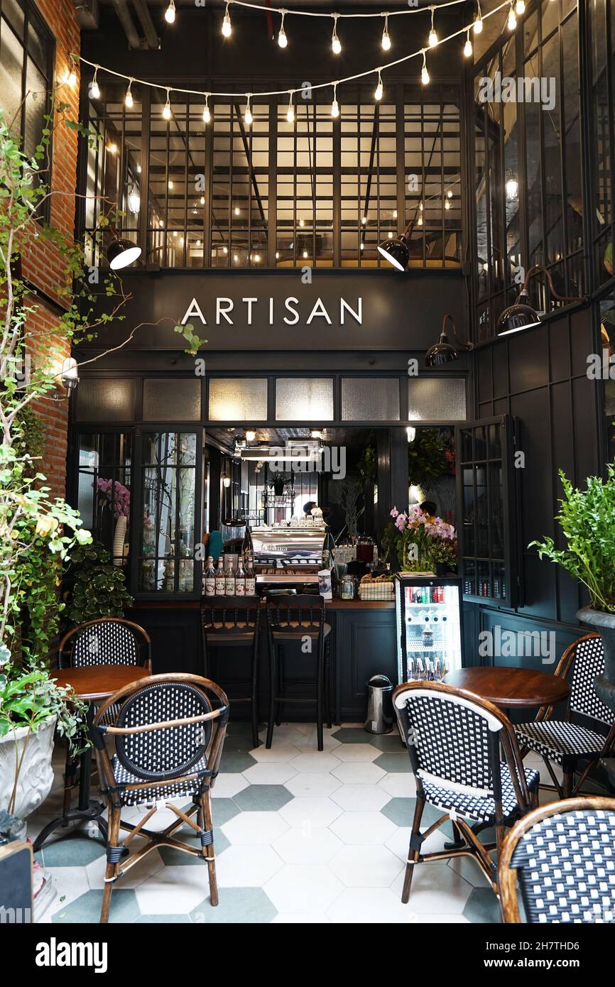 Facciata esterna, design e decorazione di caffetteria locale, panificio bar e ristorante Foto Stock