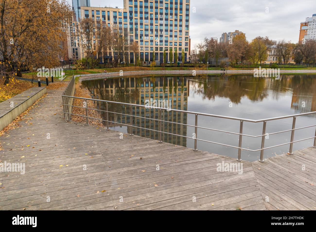 parco di architettura moderna della città con un lago urbano natura. concetto ambiente naturale per i cittadini Foto Stock