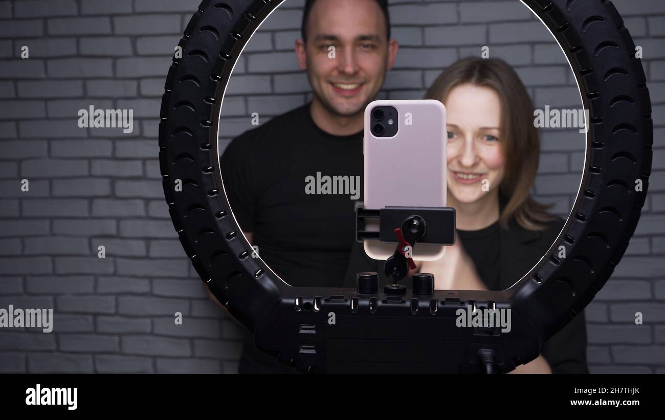 Blogger donna con amico uomo sparare storia per il suo blog Foto Stock
