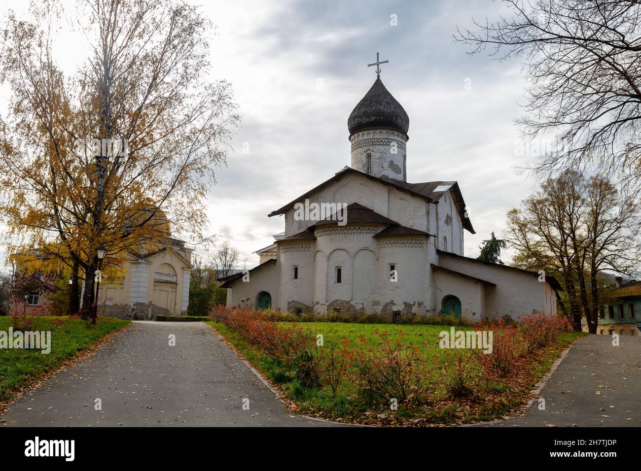 Antica Chiesa dell'Ascensione del Signore dell'ex monastero di Starovoznesensky, Pskov, Russia Foto Stock