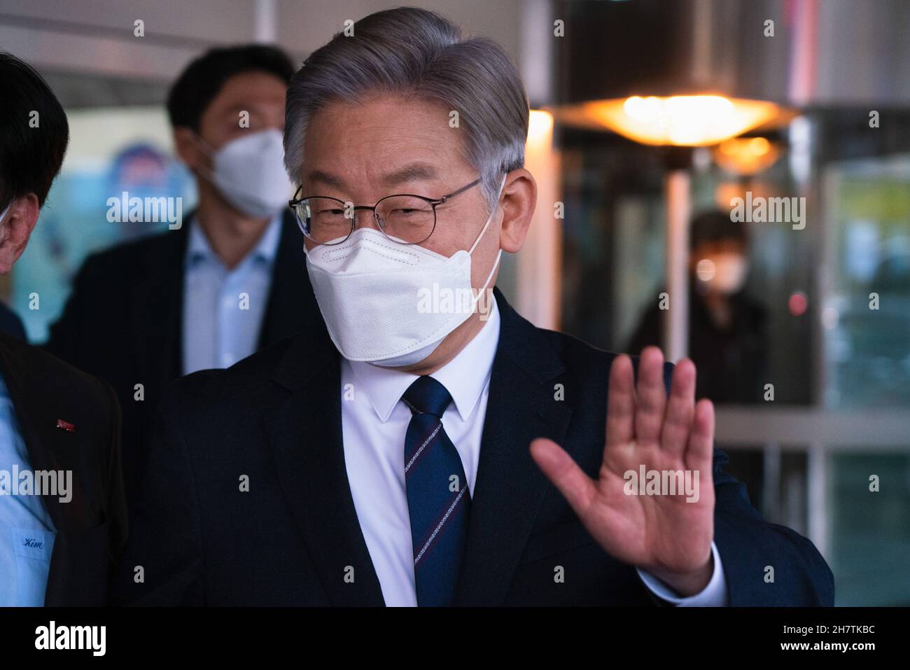 Seul, Corea del Sud. 24 novembre 2021. Il candidato presidenziale del Partito democratico Lee Jae-Myung si avvita ai suoi sostenitori dopo essere arrivato alla Federazione coreana delle PMI (KBIZ) a Seul per una conferenza stampa. Credit: SOPA Images Limited/Alamy Live News Foto Stock