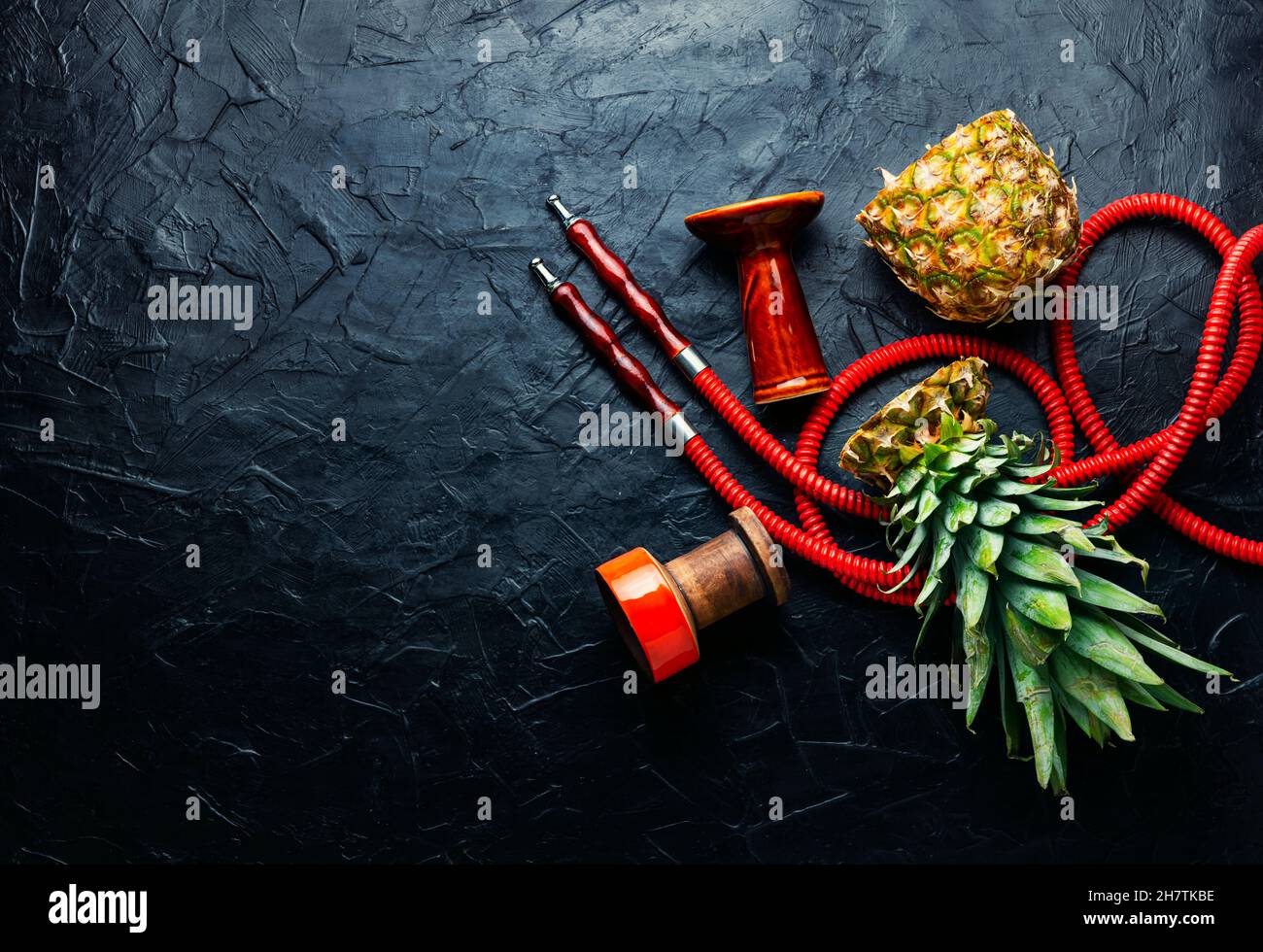 Shisha di shisha di narghilè di tabacco con aroma di ananas fresco. Fumatori con hookah. Spazio di copia Foto Stock
