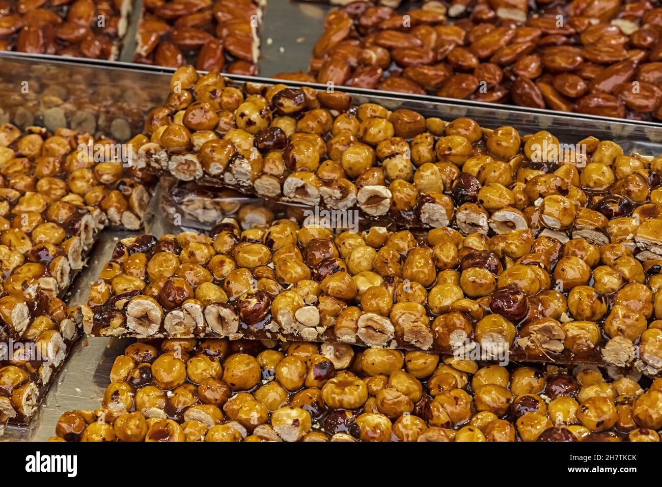 cremona festa del torrone taglio del coccantante alle nocciole primo piano Foto Stock