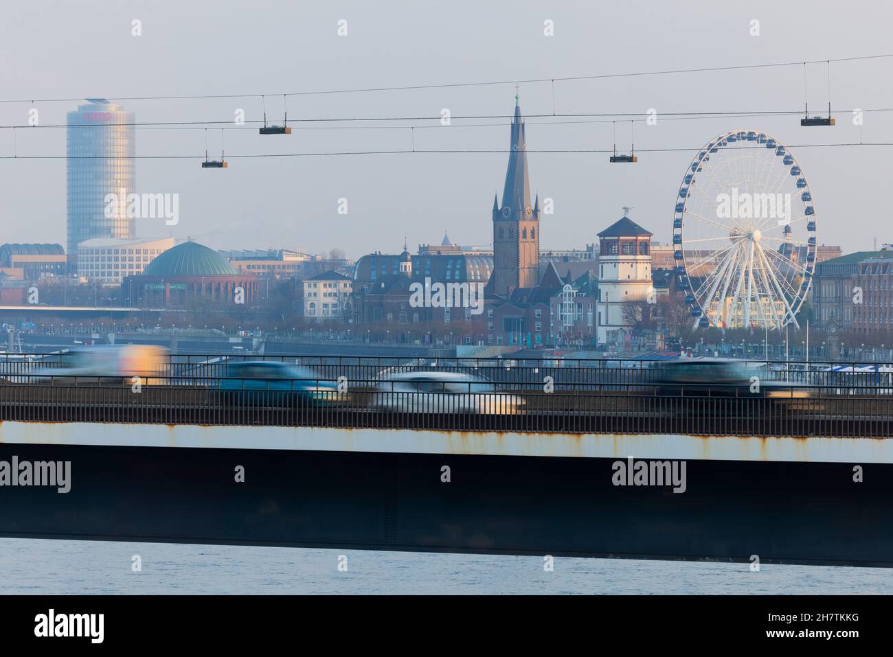 Duesseldorf, Germania. 25 Nov 2021. Le auto si dirigono in città sul ponte Rheinknie, sullo sfondo della città vecchia. Credit: Rolf Vennenbernd/dpa/Alamy Live News Foto Stock