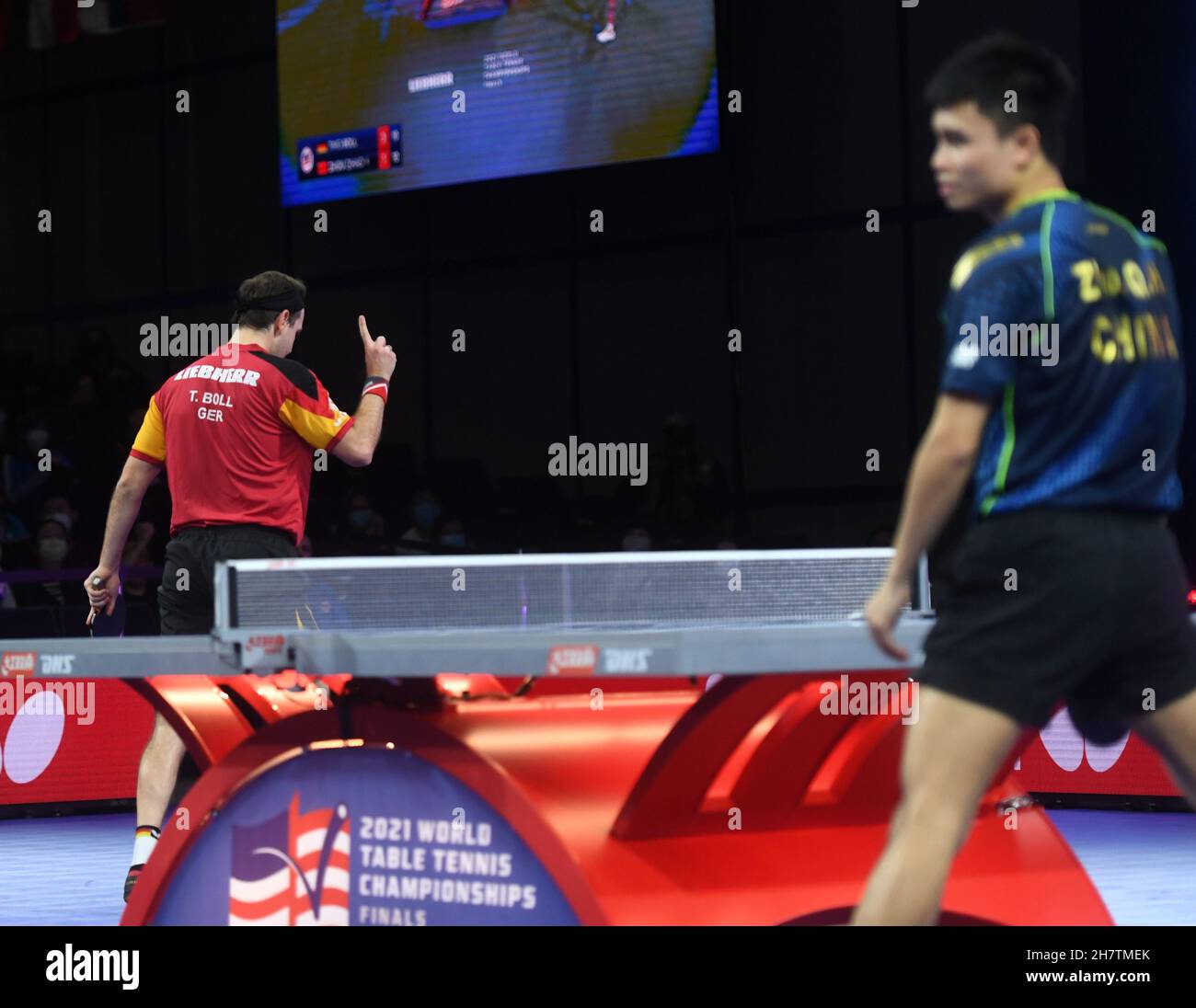 Houston. 24 novembre 2021. Timo Boll (L) della Germania reagisce durante il singolo maschile round di 64 match tra Timo Boll della Germania e Zhou Qihao della Cina alle finali dei Campionati mondiali di tennis da tavolo 2021 a Houston, gli Stati Uniti il 24 novembre 2021. Credit: WU Xiaoling/Xinhua/Alamy Live News Foto Stock