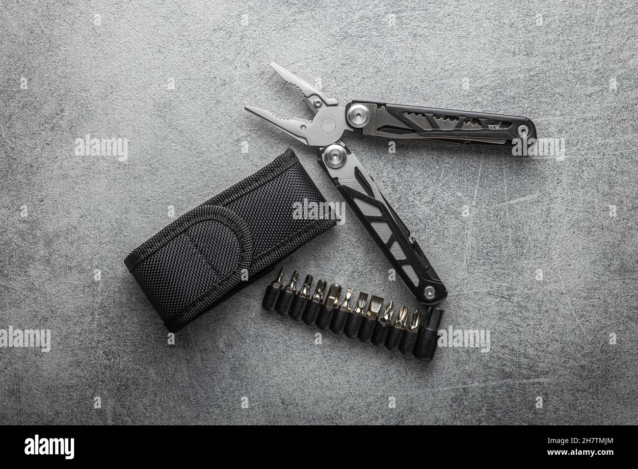 Pinza multiutensile con altri utensili e coltello. Pinza multifunzione. Foto Stock