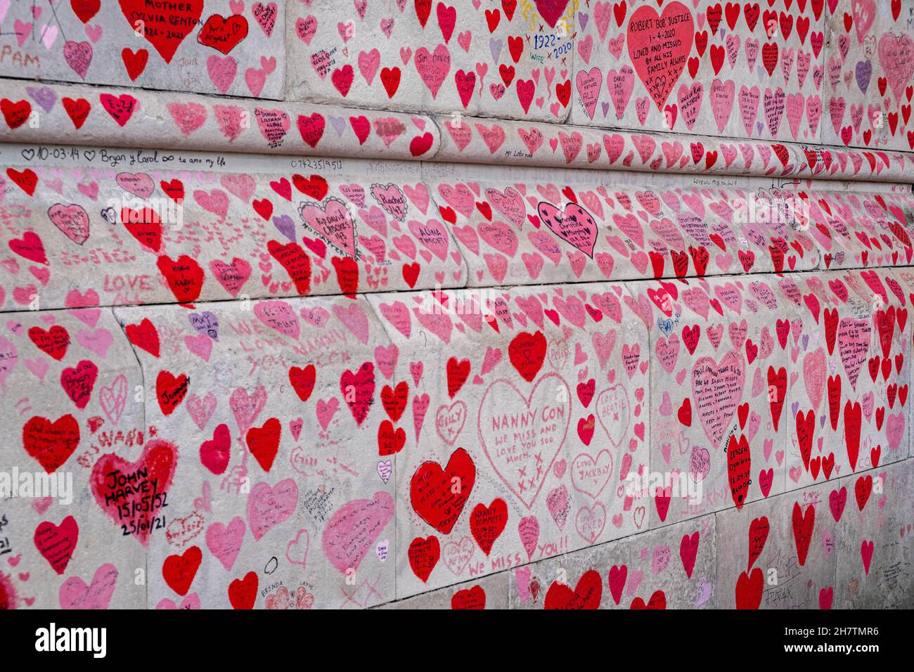 Waterloo London Inghilterra UK, novembre 21 2021, commemora il National Covid Memorial Wall dipinto da volontari in memoria delle vittime di Covid che hanno perso la loro Foto Stock