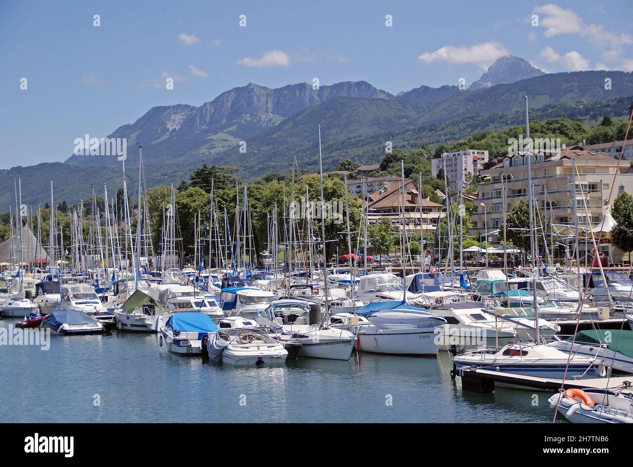 Il porto turistico di Evian-les-Bains sul Lac Leman, nell'alta Savoia della Francia Foto Stock