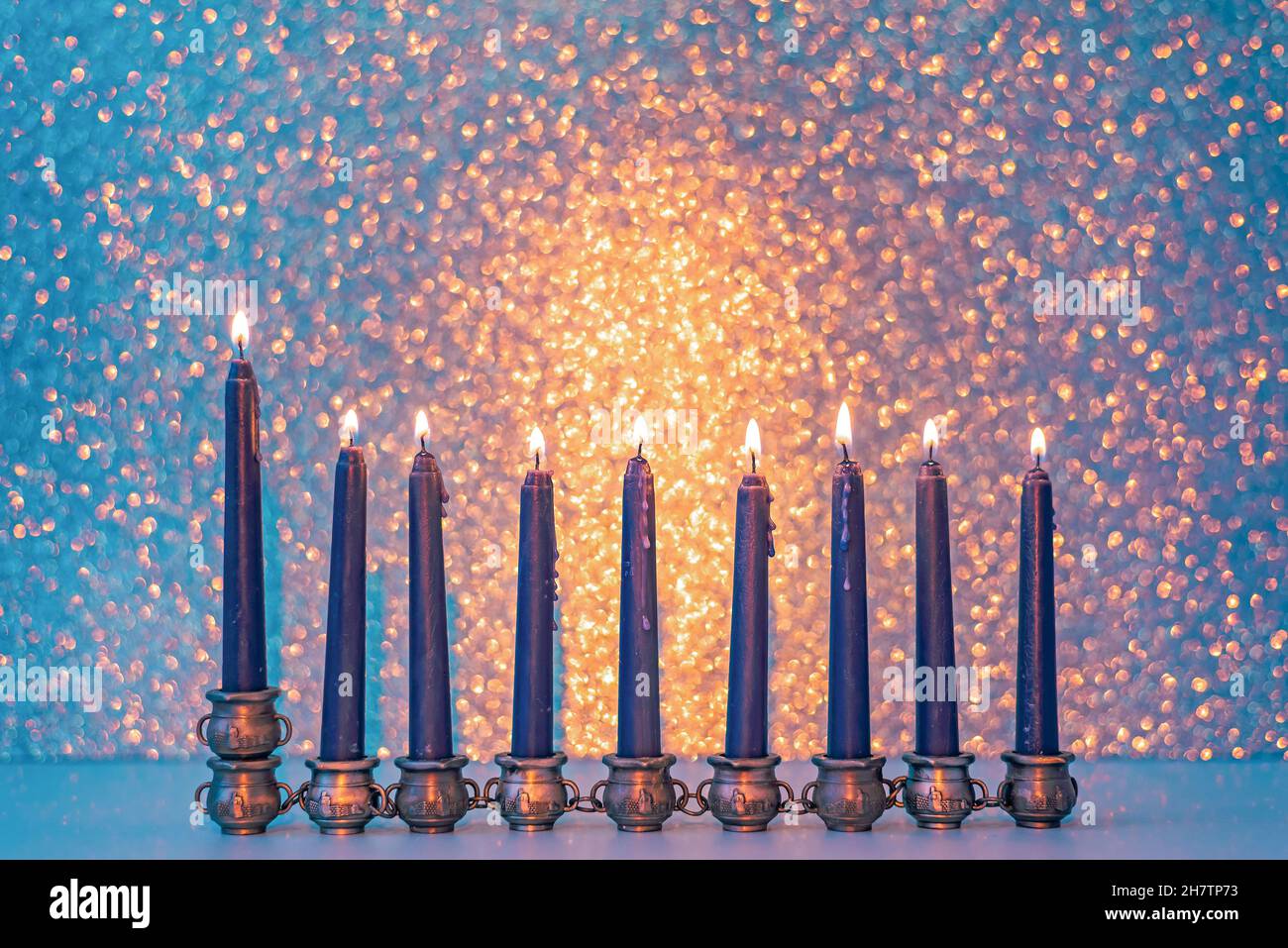 Hanukkah sfondo con simbol menorah e candele brucianti Foto Stock