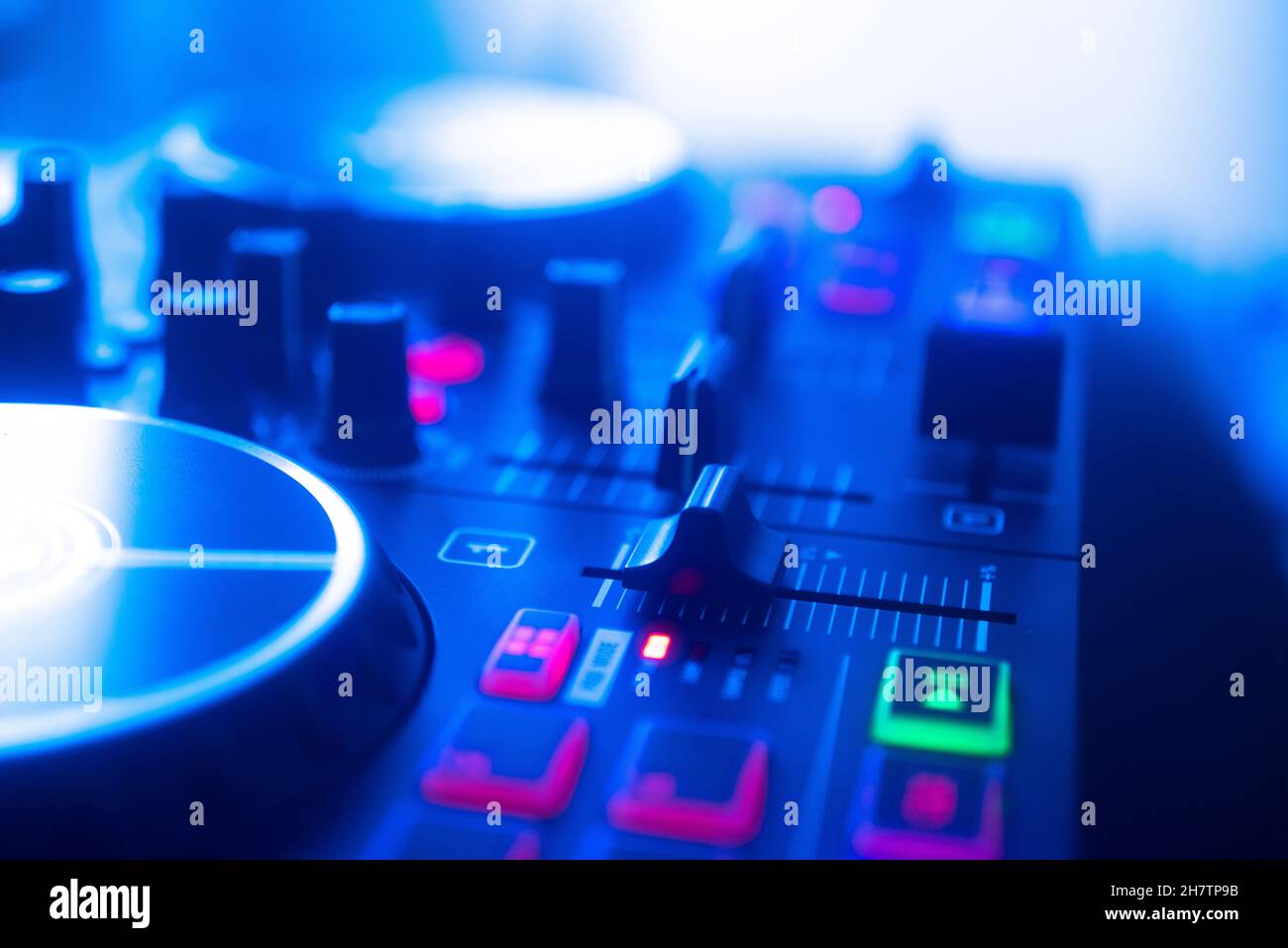 Tavolo da lavoro con DJ in luci colorate per feste da discoteca. Foto Stock