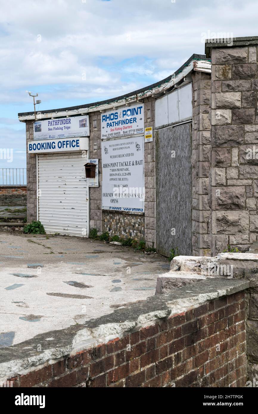 Rhos sulla costa del Galles del Nord del Mare che mostra i chioschi dei Rhos ora in uno stato dilapidato pronto per la demolizione. Foto Stock