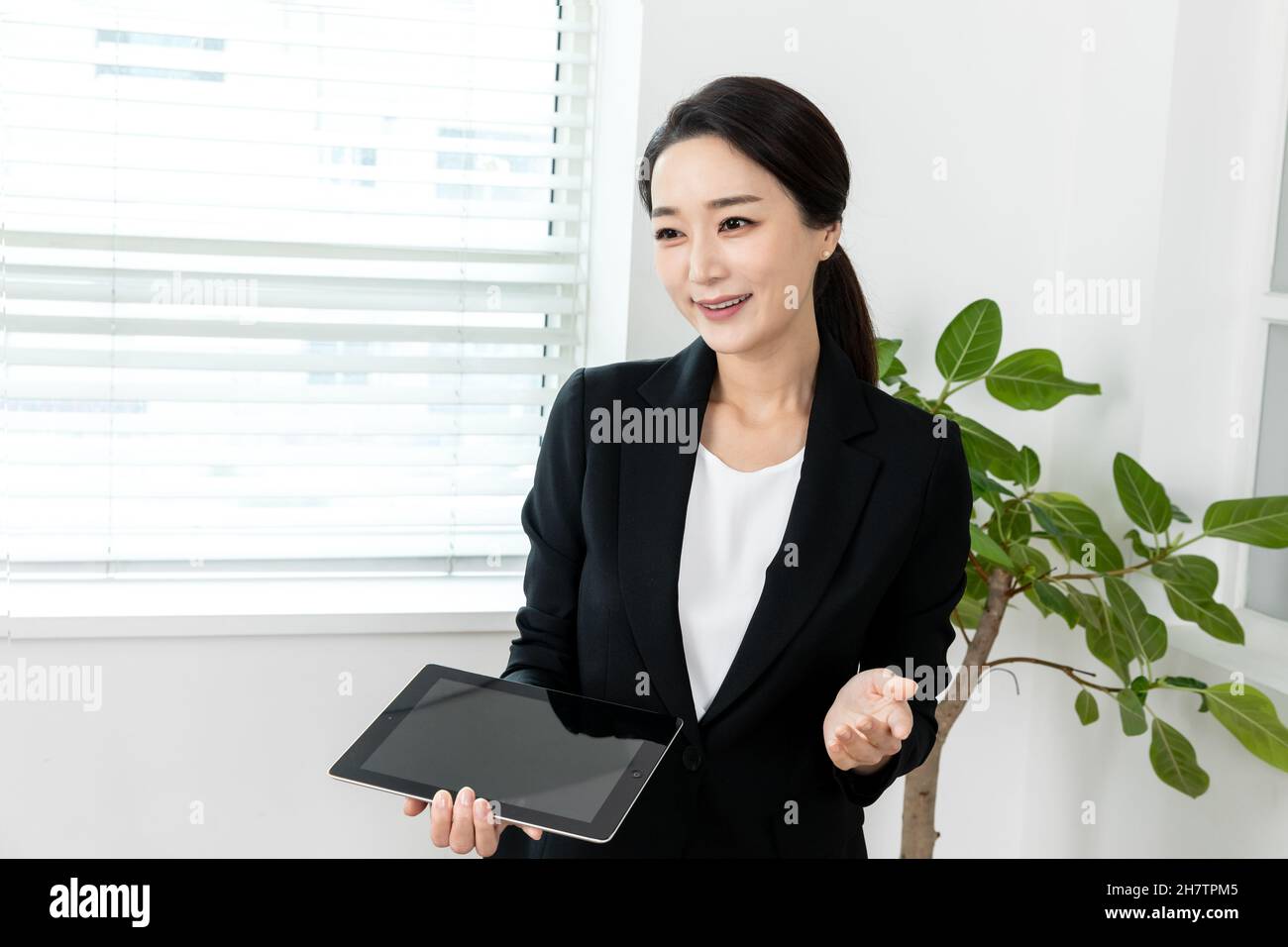 Donna asiatica che indossa abito nero, abbigliamento business smart adatto  per coordinatore ospedaliero, lavoro di consulente Foto stock - Alamy