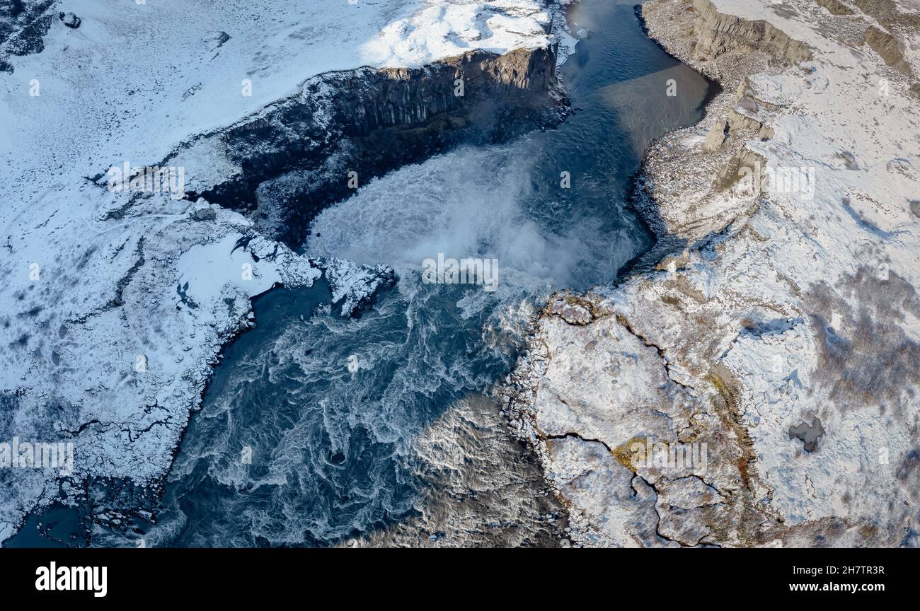 Vista dall'alto di Hafragilsfoss, una delle tre grandi cascate sul fiume Jokulsa a Fjollum Foto Stock