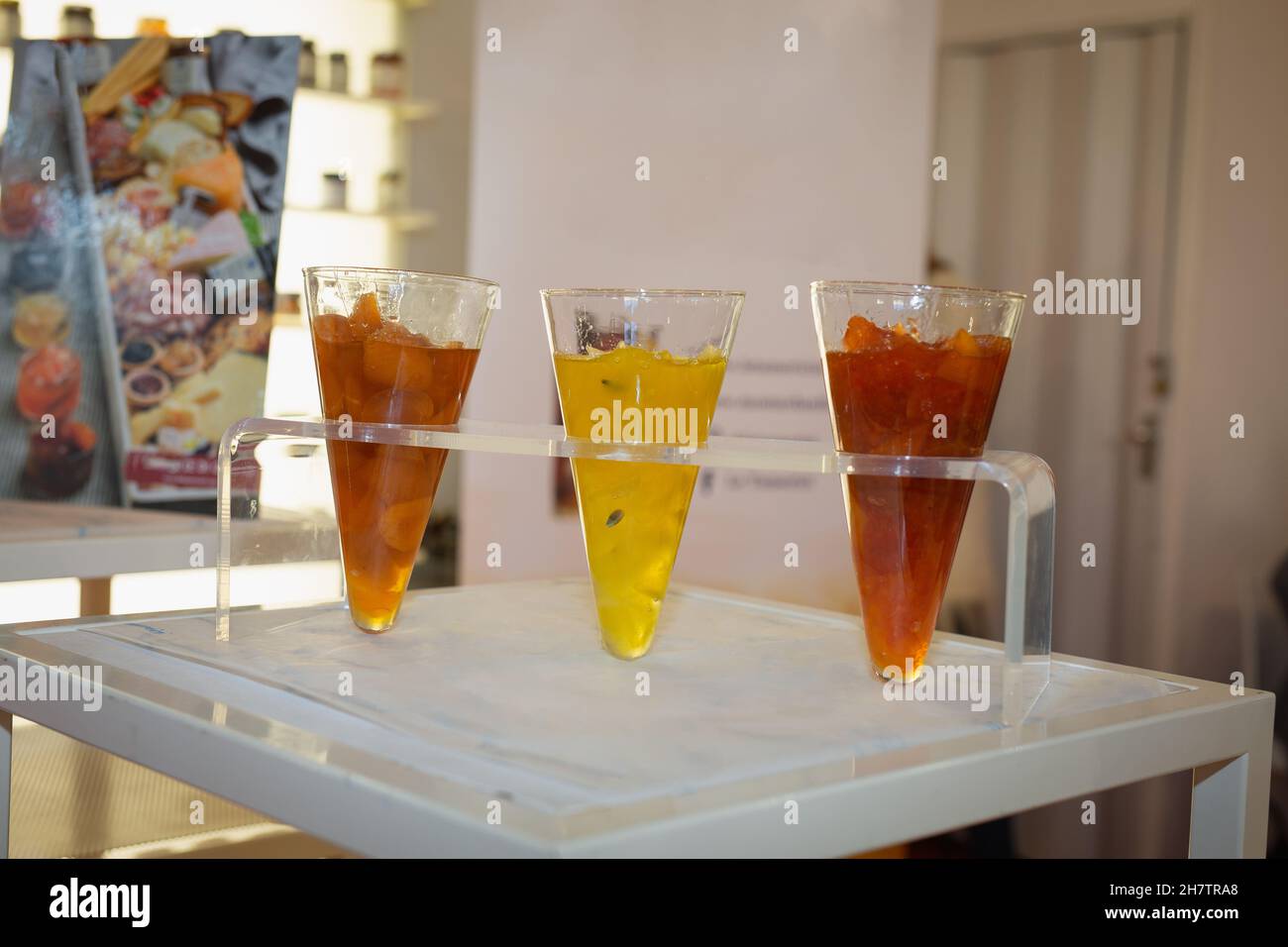Ricetta italiana di Mostarda in vetro: Conserve di vari tipi di frutta trattate con zucchero, miele, mosto o senape. Foto Stock