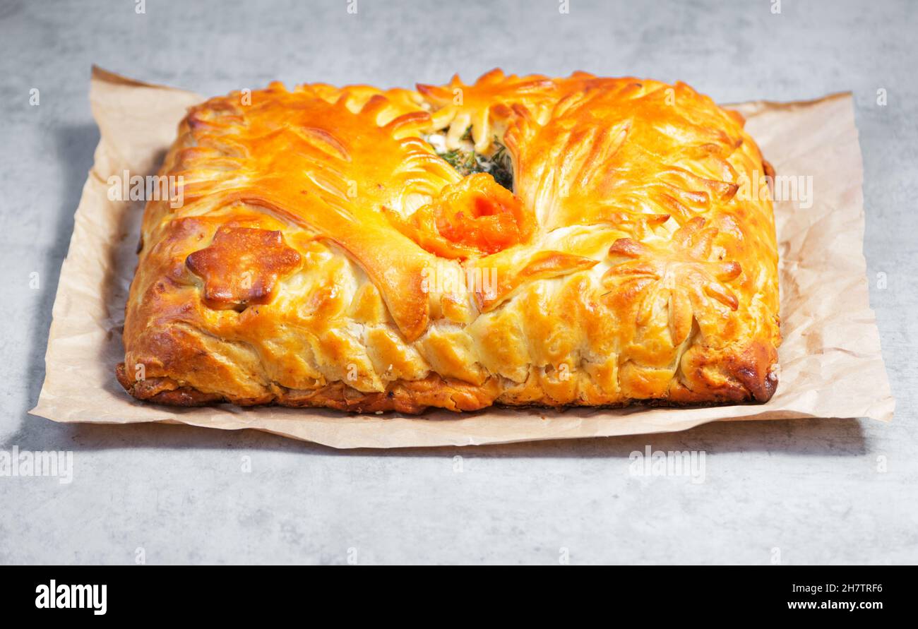 Torta di pesce. Torta tradizionale russa a base di pasta di lievito, ripiena di salmone. Foto Stock