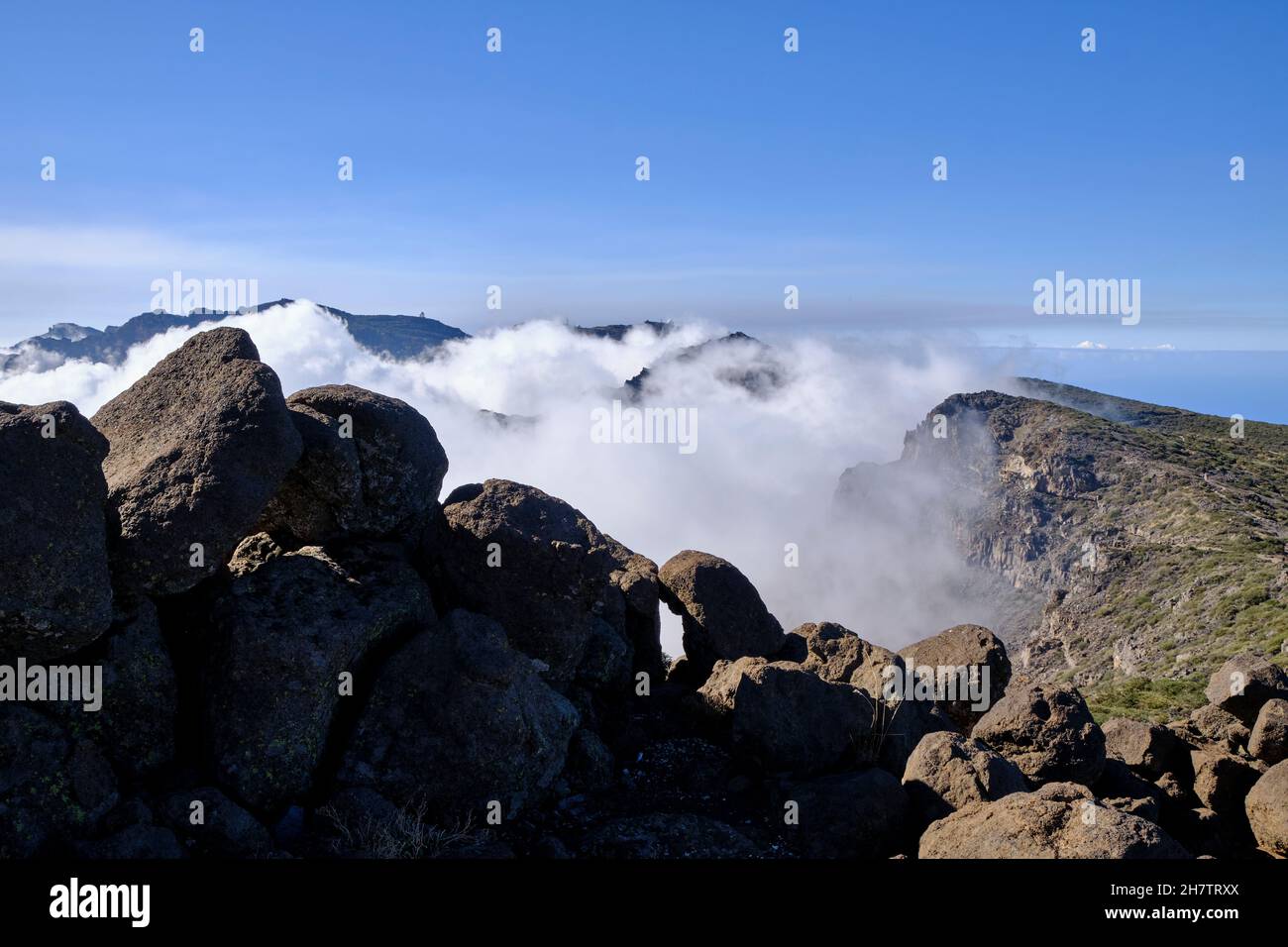 Paesaggio nuvoloso sulla caldera del Taburiente, in cui si possono vedere alcuni dei numerosi telescopi installati ai margini del Parco Nazionale. Il cielo di L. Foto Stock