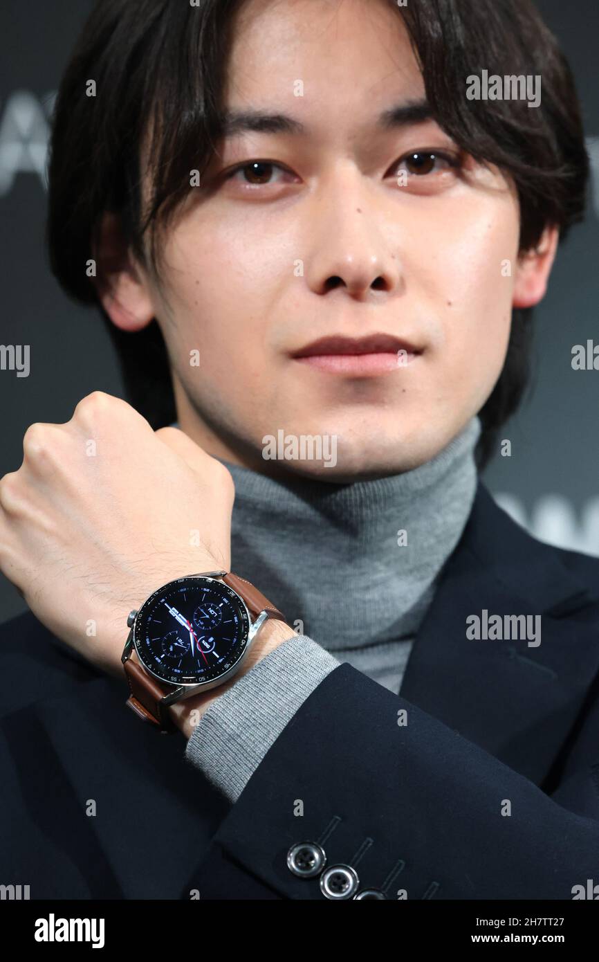 Tokyo, Giappone. 25 Nov 2021. Un modello mostra il nuovo smart watch Huawei  'Huawei Watch GT3' a Tokyo giovedì 25 novembre 2021. Il nuovo smart watch è  in grado di monitorare dati