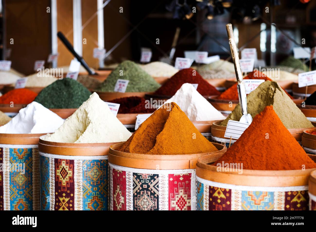 Mercato delle spezie con assortimento di condimenti Foto Stock