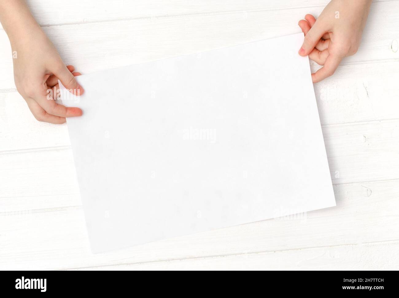 Svuotare il foglio bianco di carta nelle mani Foto Stock
