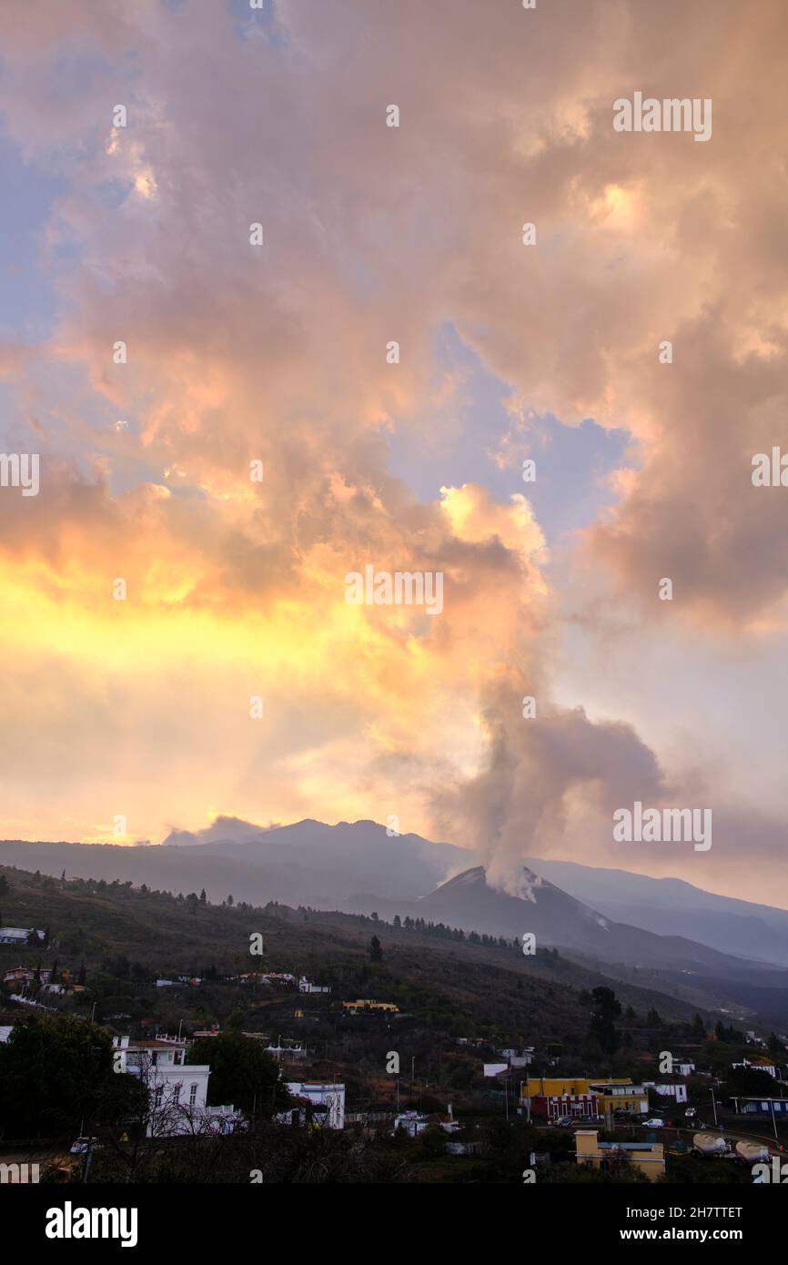 Alba nella città di El Paso, da dove si può vedere l'eruzione del vulcano Cumbre Vieja. In momenti di maggiore attività, il vulcano emette tonnellate Foto Stock