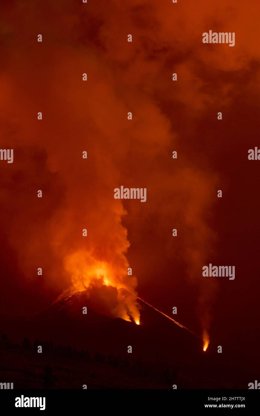 Vista notturna del cratere attivo del vulcano Cumbre Vieja. In momenti di maggiore attività è possibile vedere come il vulcano espelle la lava, cenere un Foto Stock