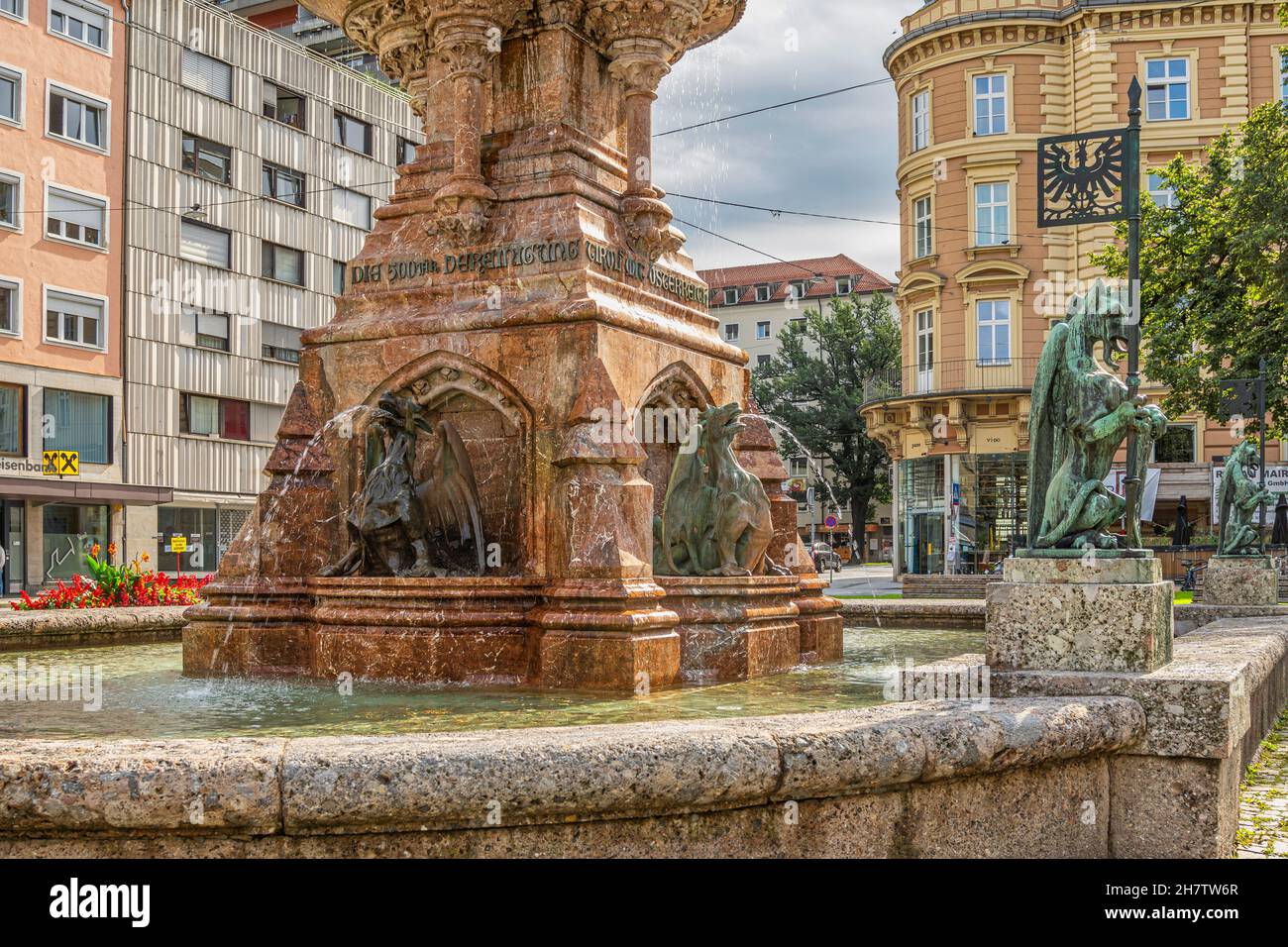 Particolare delle statue a forma di drago della fontana dedicata al duca Rudolf IV. Innsbruck, Nord Tirolo, Austria, Europa Foto Stock
