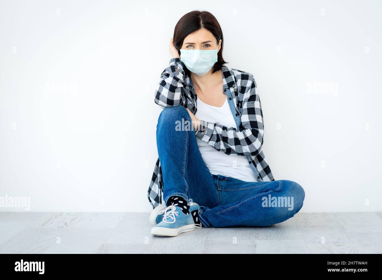 Donna attraente in maschera medica Foto Stock