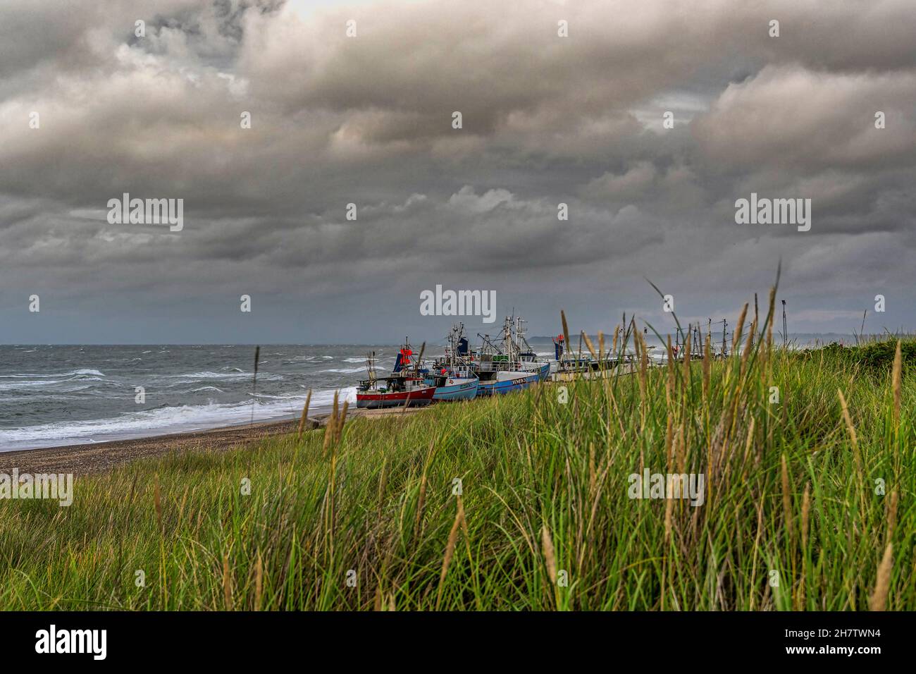 Le barche da pesca hanno tirato a terra prima dell'arrivo di una tempesta di fine estate. I pescatori di Thorupstrand sostengono la pesca sostenibile. Thorupstrand, Jutland settentrionale Foto Stock