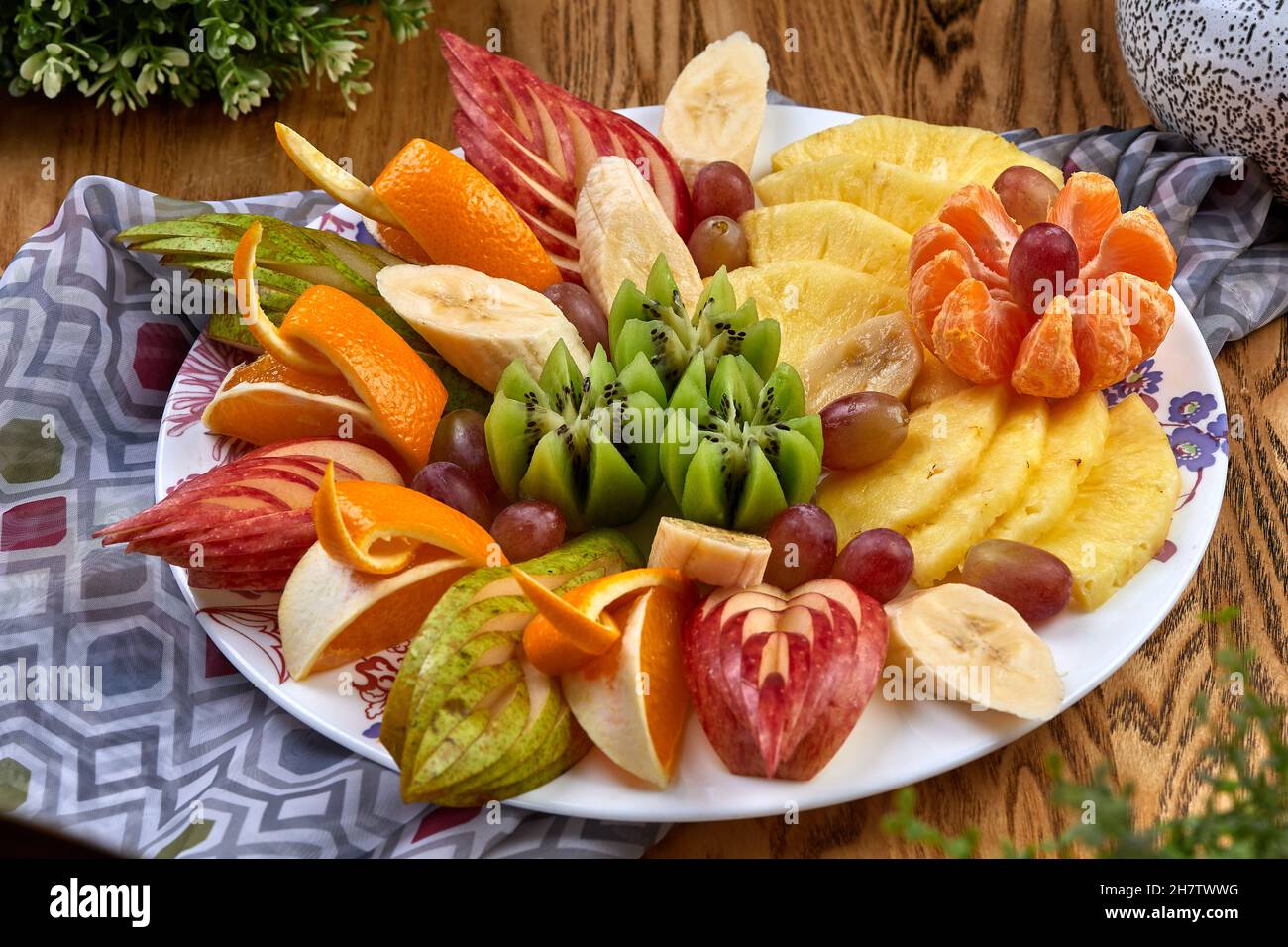 Piatto di frutta esotica tagliata Foto Stock