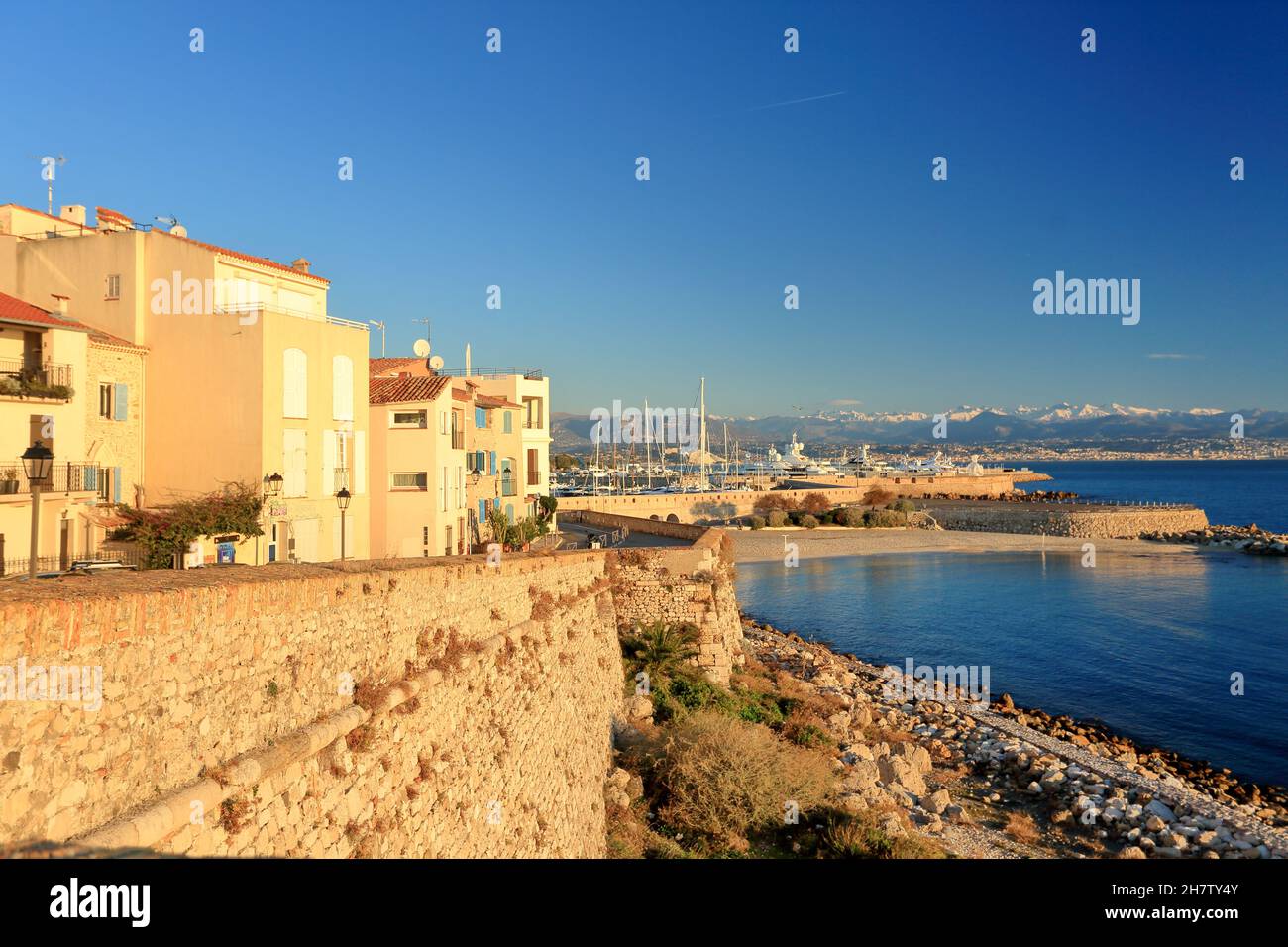 Antibes et montagnes enneigees, Alpes-Maritimes, 06, cote d'Azur, PACA Foto Stock