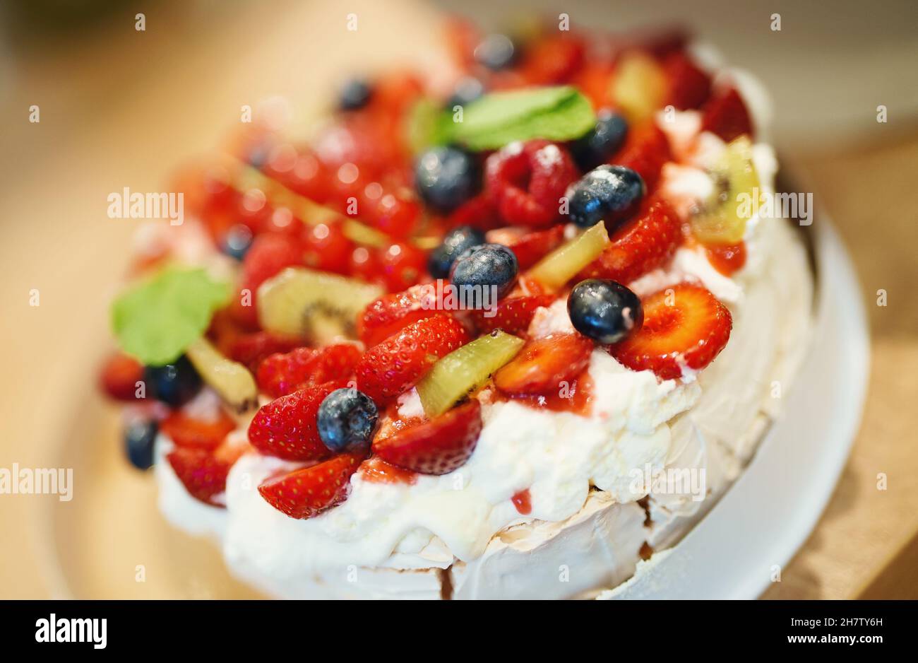 Bella torta di frutti di bosco Anna Pavlova fatta in casa. Foto Stock