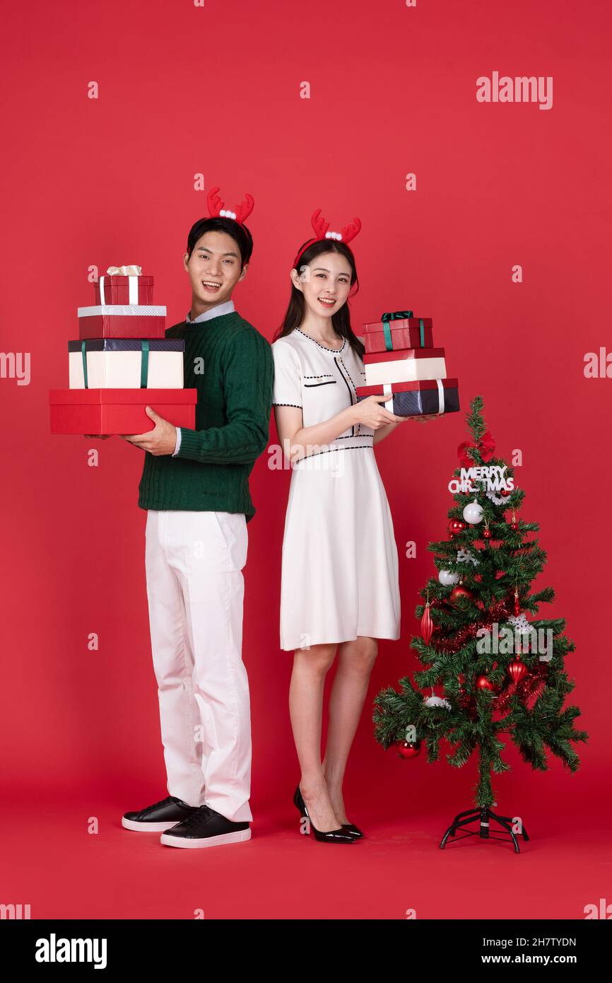 Coppia coreana asiatica in moda invernale con fascia di capelli rudolph, concetto di shopping di Natale evento Foto Stock