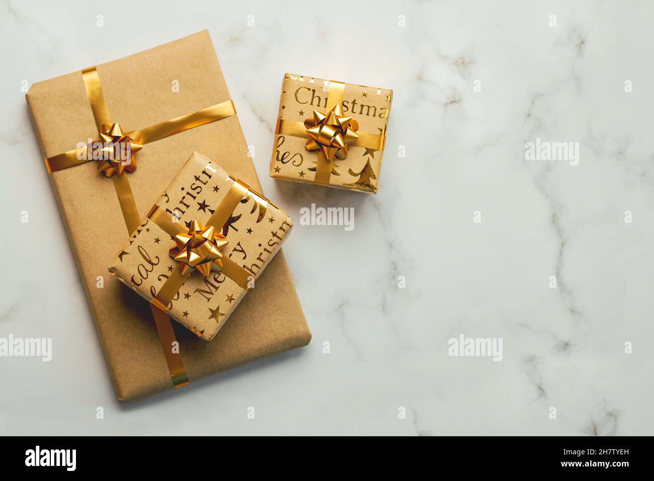 Buon Natale. Vista dall'alto della scatola regali di natale con spazio per il testo su un tavolo in marmo. Natale concetto sfondo Foto Stock