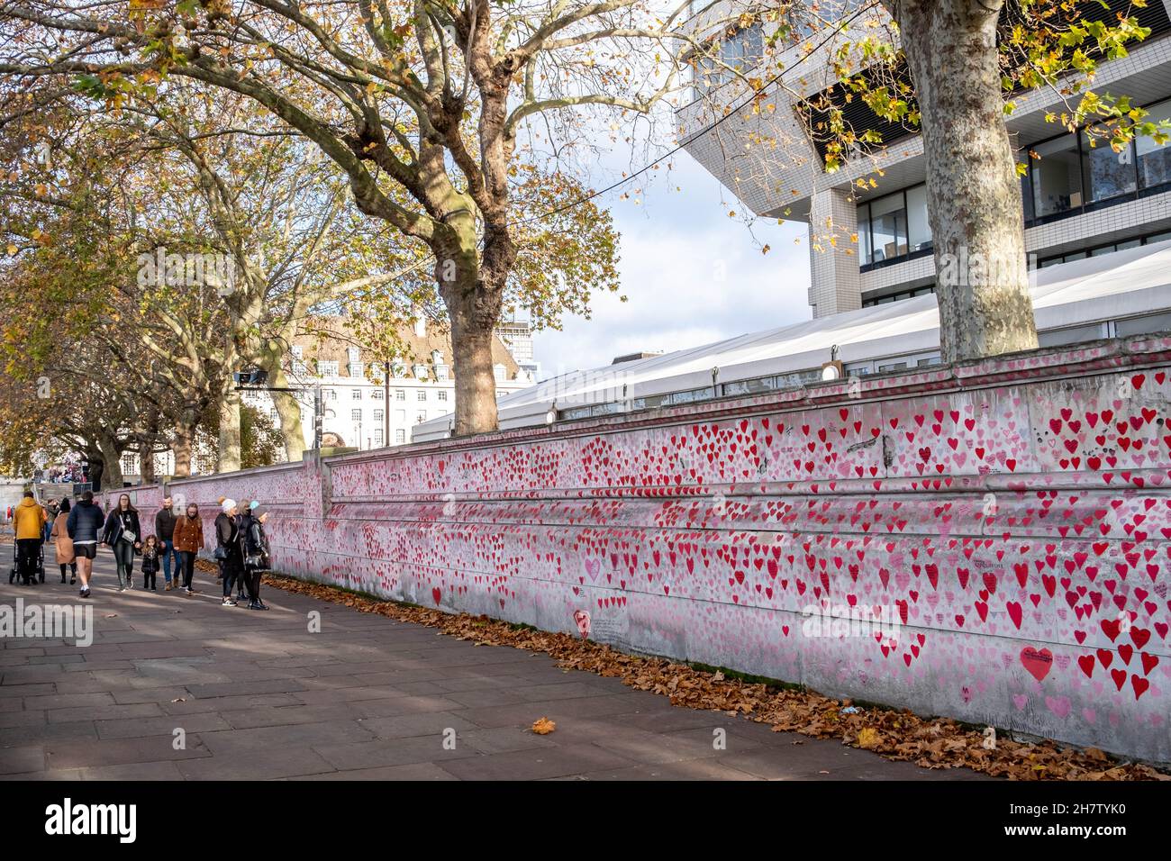 Waterloo London Inghilterra UK, novembre 21 2021, commemora il National Covid Memorial Wall dipinto da volontari in memoria delle vittime di Covid che hanno perso la loro Foto Stock