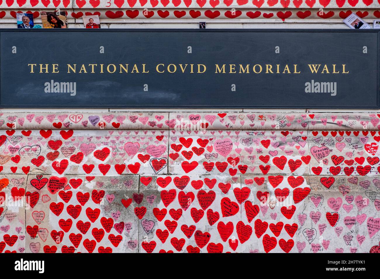 Waterloo London Inghilterra UK, novembre 21 2021, commemora il National Covid Memorial Wall dipinto da volontari in memoria delle vittime di Covid che hanno perso la loro Foto Stock