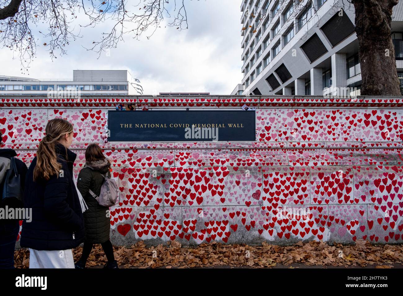Waterloo London Inghilterra UK, novembre 21 2021, commemora il National Covid Memorial Wall dipinto da volontari in memoria delle vittime di Covid che hanno perso la loro Foto Stock