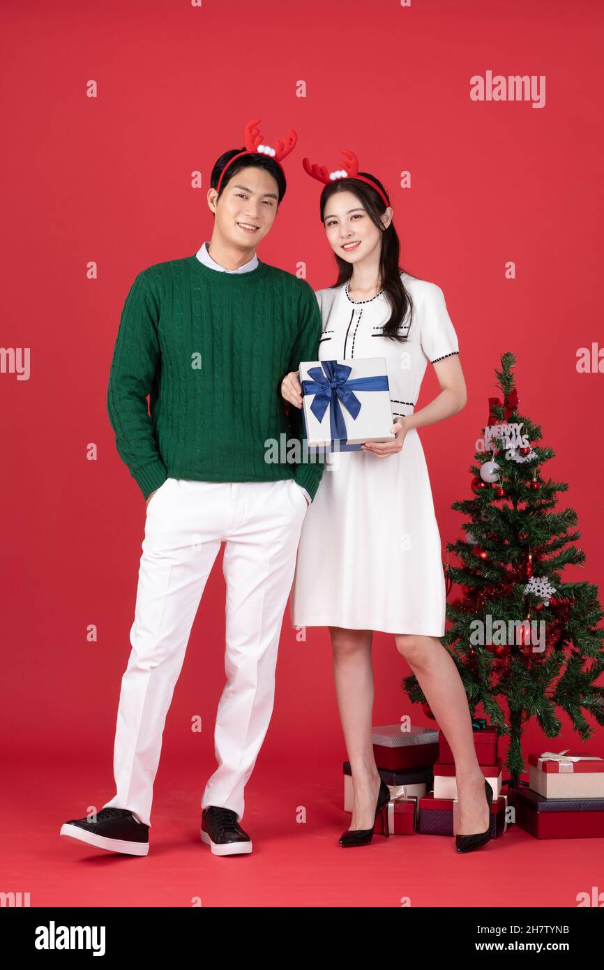Coppia coreana asiatica in moda invernale con fascia di capelli rudolph, concetto di shopping di Natale evento Foto Stock