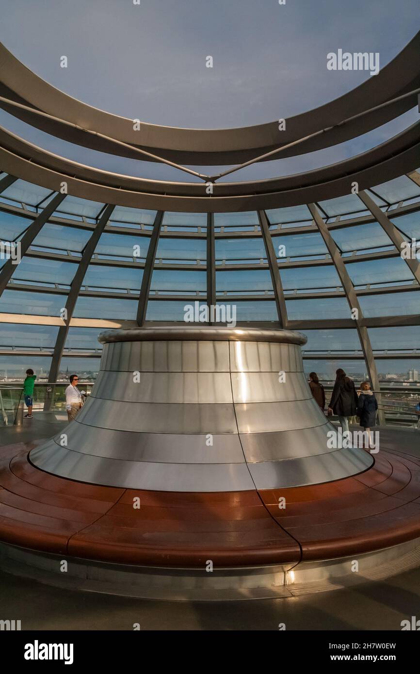 Vista ravvicinata della bocchetta di ventilazione nella cupola di vetro che ventila naturalmente l'edificio del Reichstag di Berlino, attirando l'aria calda verso l'alto. Un caldo... Foto Stock