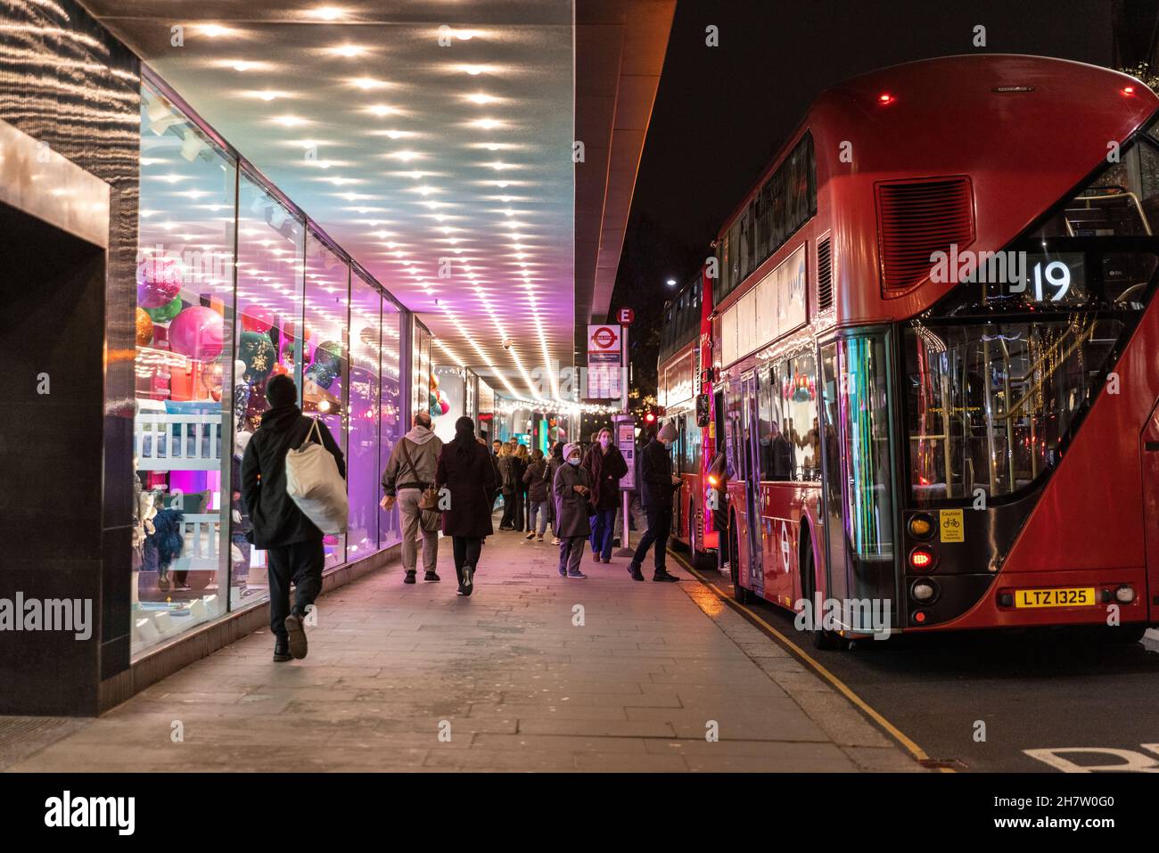 I passeggeri salendo a bordo di un autobus Red Double Decker fuori dai grandi magazzini Peter Jones a Sloane Square, Belgravia, Londra, Inghilterra, Regno Unito. Foto Stock