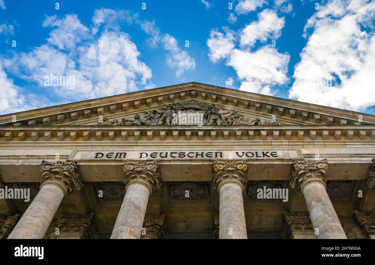 Grande vista a basso angolo della scritta DEM Deutschen Volke, che significa per il popolo tedesco, sul fregio tra le colonne e il frontone del... Foto Stock