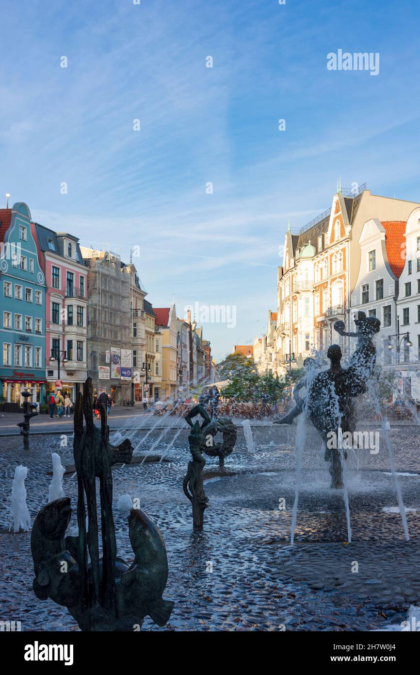 Rostock: Brunnen der Lebensfreude (fontana di joie de vivre), piazza Universitätsplatz a Ostsee (Mar Baltico), Mecklenburg-Vorpommern, Germania Foto Stock