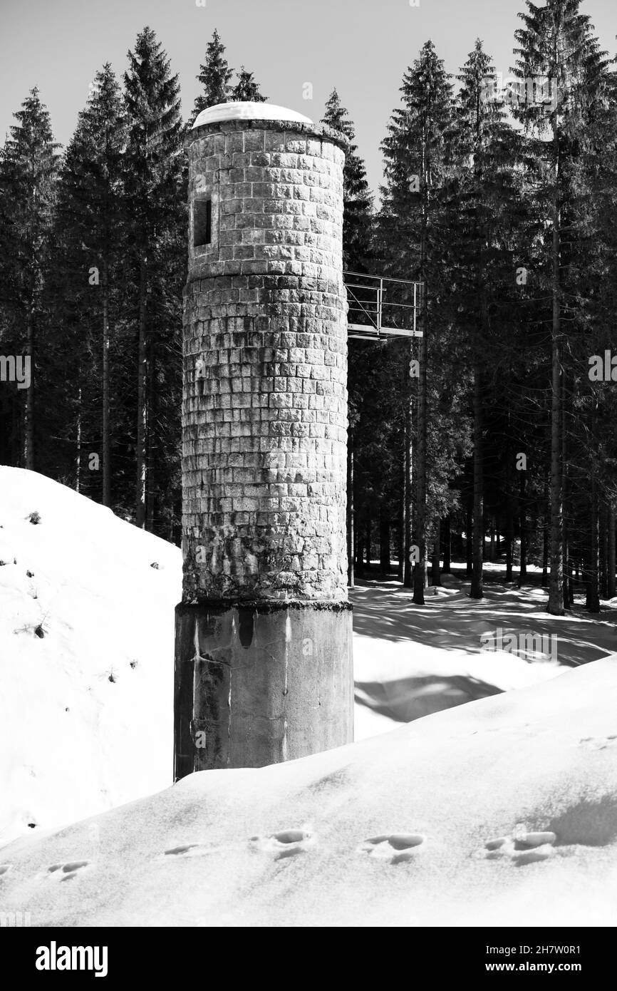 Diga rotta in montagna d'inverno Foto Stock