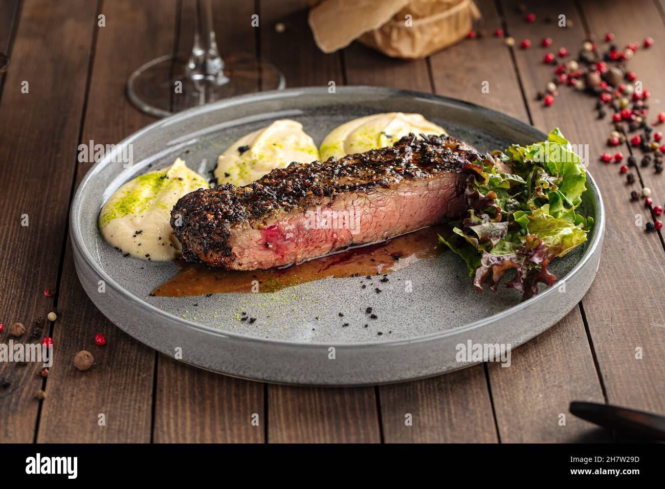 Bistecca di pepe di manzo con purea di sedano Foto Stock